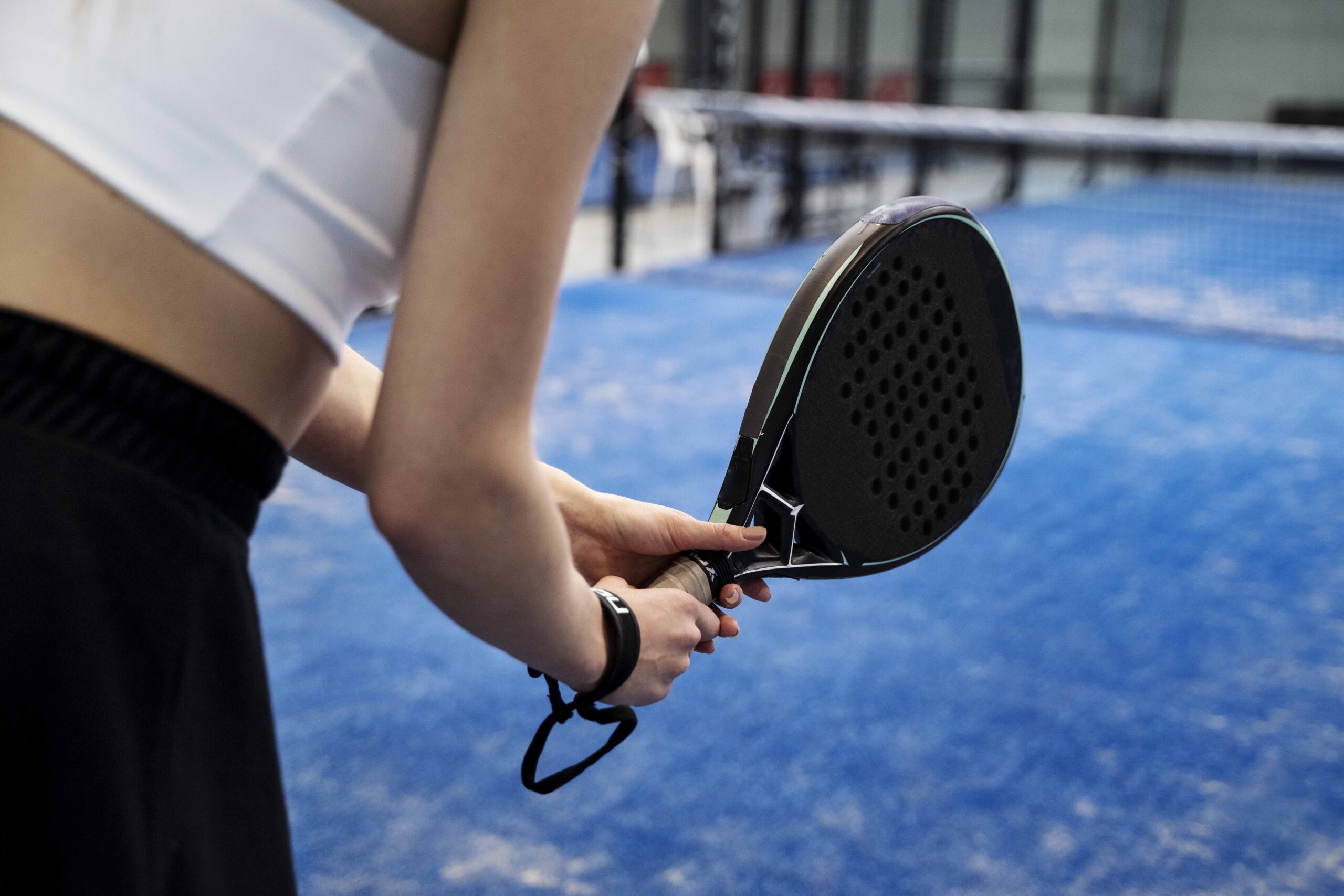donna-che-gioca-a-paddle-tennis-vista-laterale